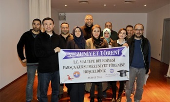 اعطای گواهینامه به فارغ‌التحصیلان فارسی آموز در استانبول